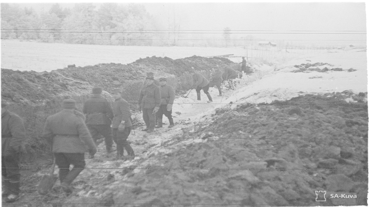 Suomalaisia sotilaita linnoitustöissä talvisodan aikana