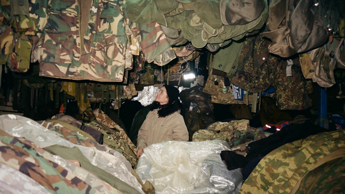 Maastokuvioisia sotilastakkeja ripustettuna riviin