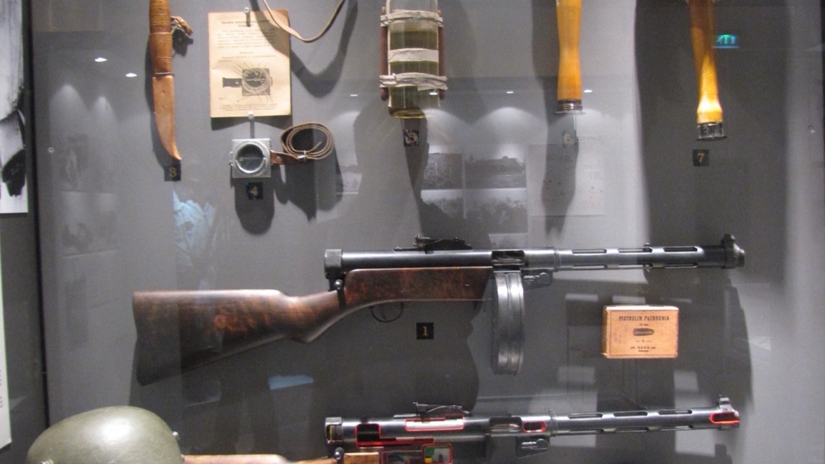 Suomalaisia toisen maailmansodan aikaisia sotilasvarusteita ja aseita