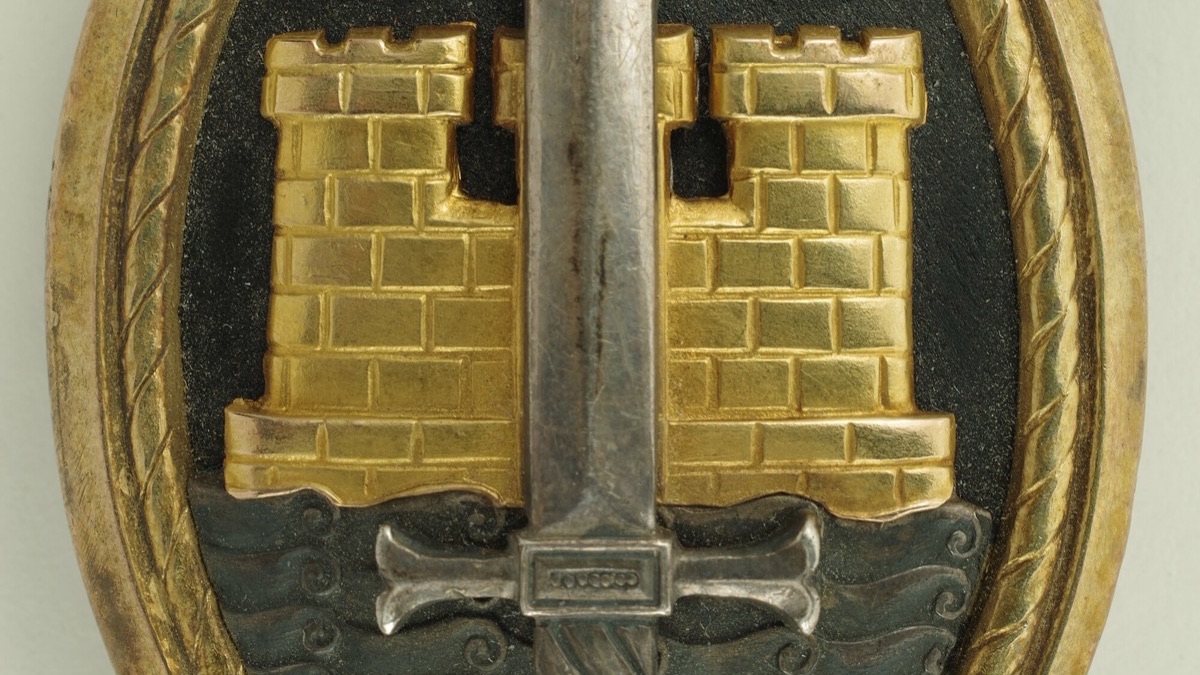 Suomalainen Sotakorkeakoulun merkki lähikuvassa