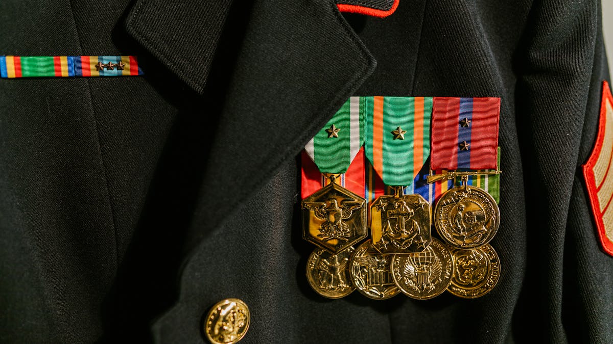 Sotilasunivormun rintaan kiinnitettyjen kunniamerkkien lähikuva